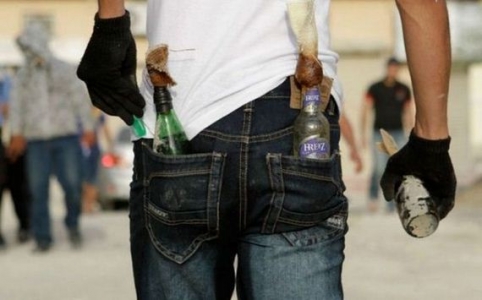 Polise molotof atanlar için vur emri!