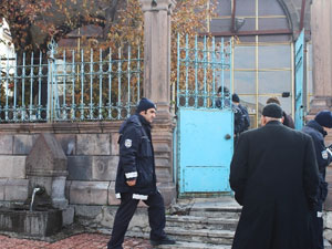 Tarihi türbe definecilerin gazabına uğradı