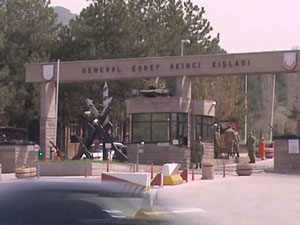 Kışlada 'canlı bomba' alarmı