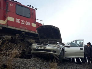 Tren otomobile çarptı