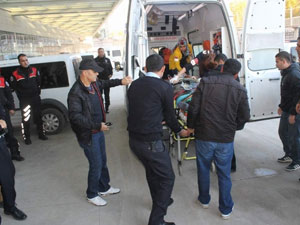 Polisleri taşıyan araç takla attı