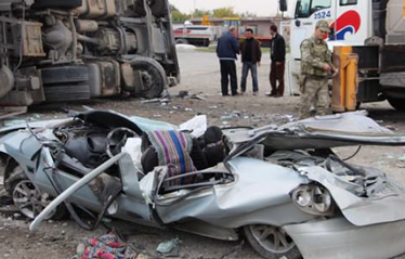 TIR bir aileyi ezdi geçti: 4 ölü