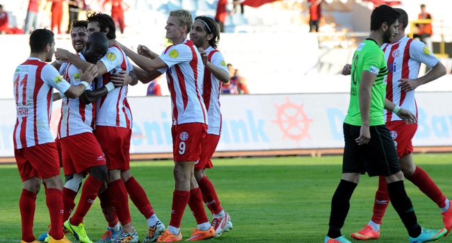 Antalyaspor evinde kazanıyor