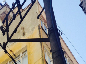 Çıktığı elektrik direği devrilince