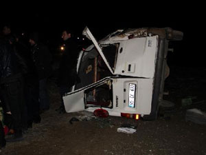 Öğretmenleri taşıyan minibüs yuvarlandı