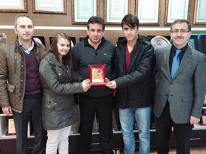 Özel öğrencilerden plaket