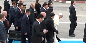 Ayağı halıya takıldı