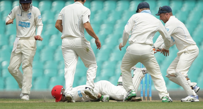 Kafasına top çarpan kriketçinin durumu ağır