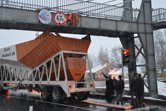 Beton mikseri üst geçide takıldı