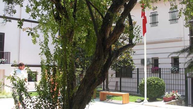 Yunanistan'da Türk elçiliğine saldırı