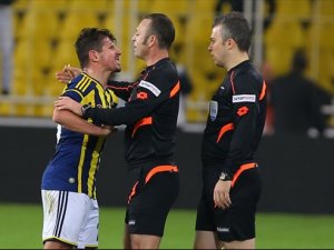 Kırmızı kart gören Emre Belözoğlu çıldırdı