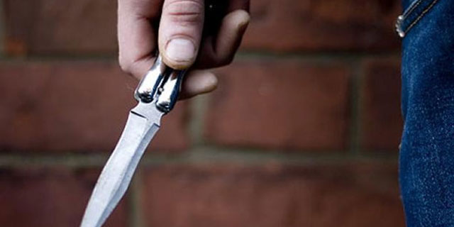 Hastanede eşinin boğazını kesti