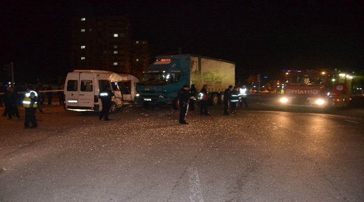 İşçi minibüsüne kamyon çarptı 1 ölü