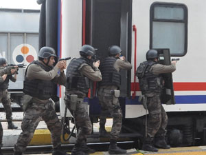 Tren kaçıran teröristler yaralı yakalandı