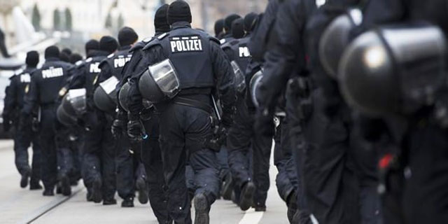 Yüzlerce polisten camiye 'IŞİD' baskını