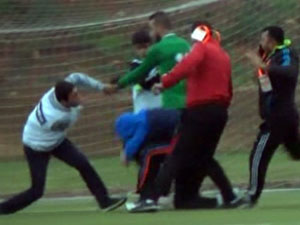 Yumruk ve tekmeler havada uçuştu !