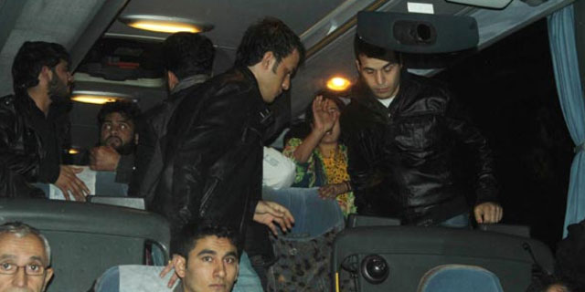 Polis sokak sokak onları topluyor