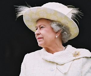 Rizeli girişimciden 2. Elizabeth'e anzer balı