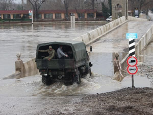 Yağmur adeta olağanüstü hal ilan ettirdi