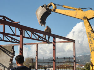 Yıkım kararına sinirlendi kendi yıktı