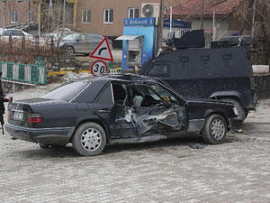 Polis araçları birbirine girdi