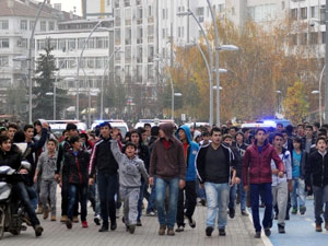 Liseliler okul basmaya kalktı