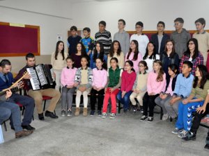 12 dilde sarkı söyleyip fark yarattılar