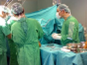 Eşinin doğumuna giren doktorlar