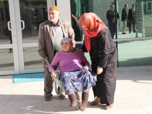 El arabasıyla eşini mahkemeye götürdü