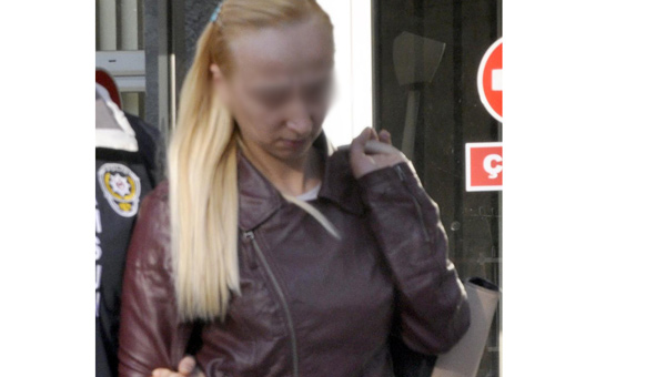 Kıskanan sevgilisini bıçakla yaraladı