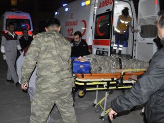 Askeri araç devrildi: 6 yaralı