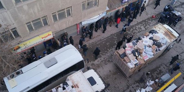 İlçe merkezi ablukaya alındı