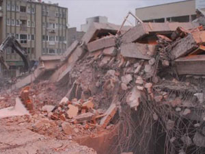 6 katlı bina çöktü