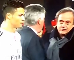Ronaldo Platini'nin elini sıkmadı - İZLE