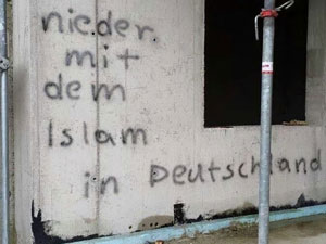 Camiye ırkçı saldırı