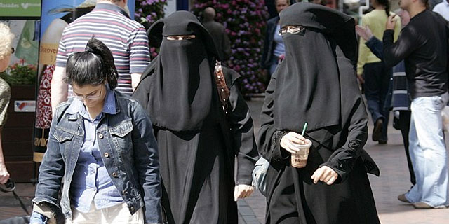 "Müslümanlar giremez"