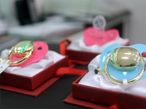 Ağlamayan bebeğe "altın emzik"