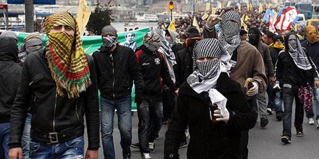 Maske takan, otobüs yakan ajandır