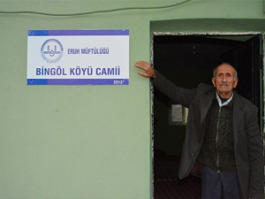 Terk edilmiş köyde tek başına yaşıyor