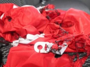 Hainler bayrağı yakıp şehitliğe attılar