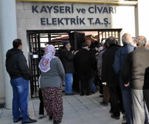 Kararı duyan parasını almak için kuyruğa girdi