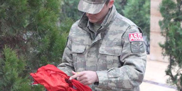 Türk bayrağını yakıp, şehitliğe attılar