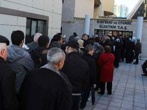 Vatandaş kayıp kaçak için kuyruk oldu