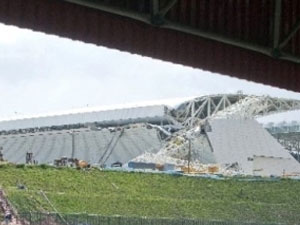 Stadın çatışı kara dayanamadı