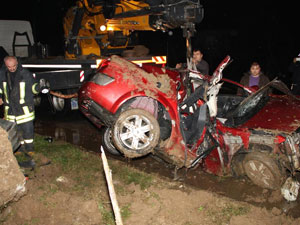 Otomobil ikiye katlandı