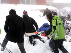 İki tatilci kar altında kaldı