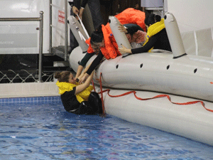 Hosteslere zorlu eğitim