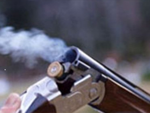 Tüfeği temizlerken kendini vurdu!