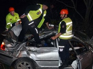 Otomobil devrildi: 2 ölü, 2 yaralı!