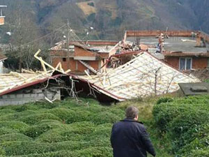 Fırtınada yerle bir oldu